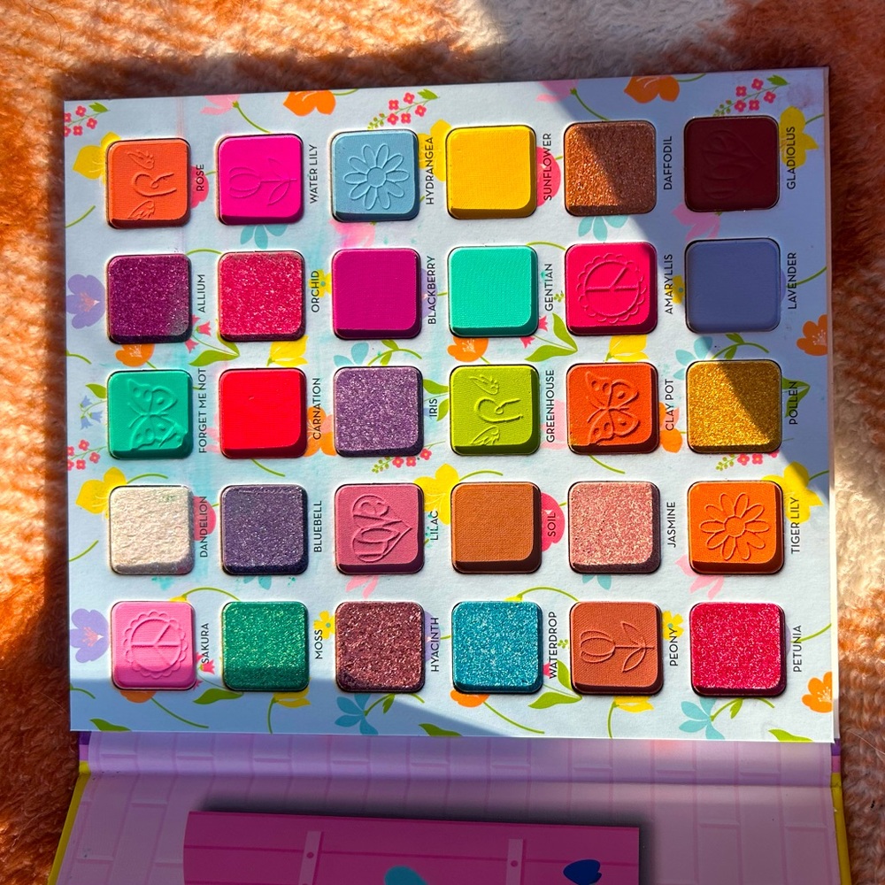 🌸Rude Freshly Cut Flower Child eyeshadow palette🌼